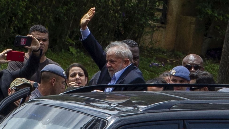 Lula dejando el velorio de su nieto, Arthur, escoltado por la policía, bajo la mirada de militantes y simpatizantes
