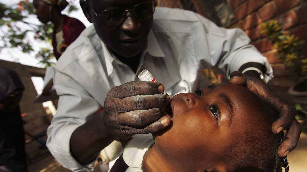 تلقيح صبي ضد شلل الأطفال