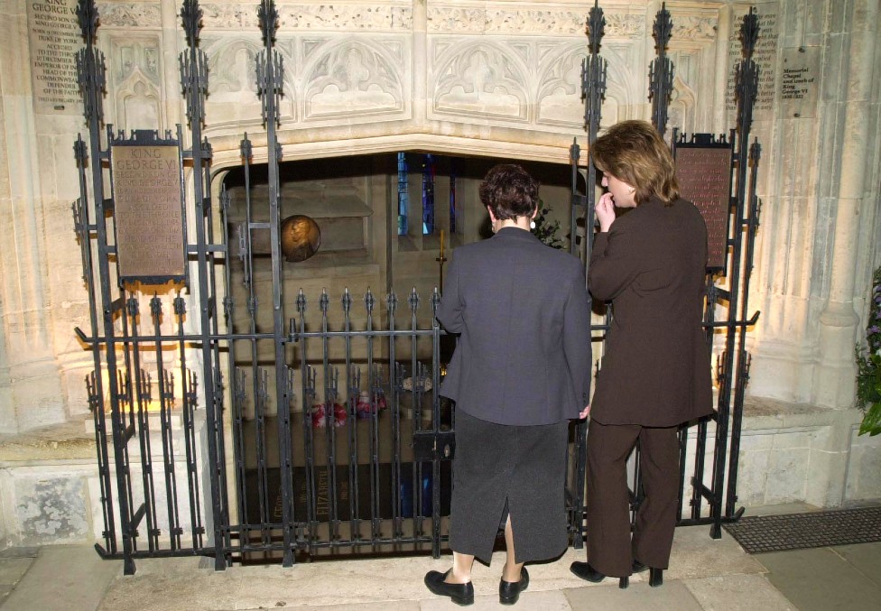القبو الذي دُفن فيه جورج السادس والملكة إليزابيث جنبا إلى جنب مع الأميرة مارغريت