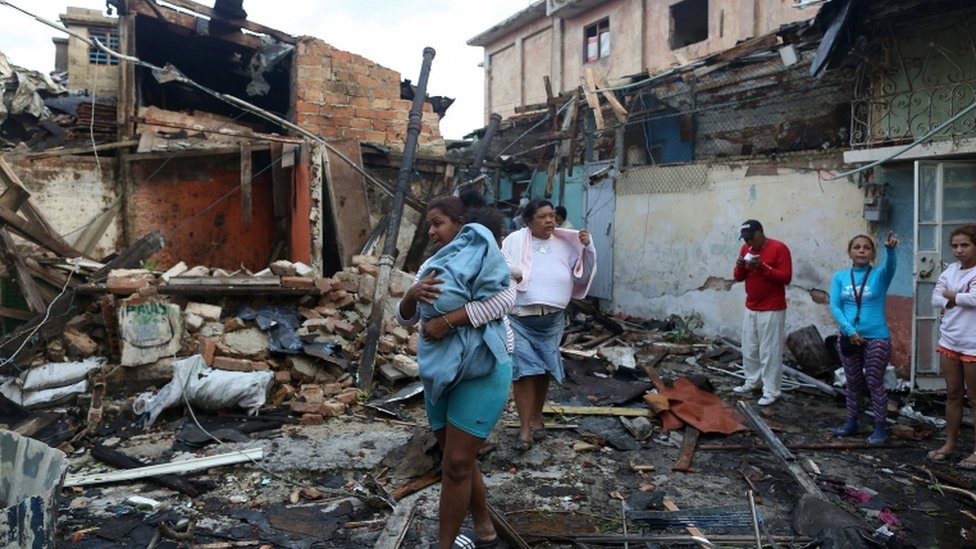 Familias con niño en medio de los escombros. Familias con niño en medio de los escombros.