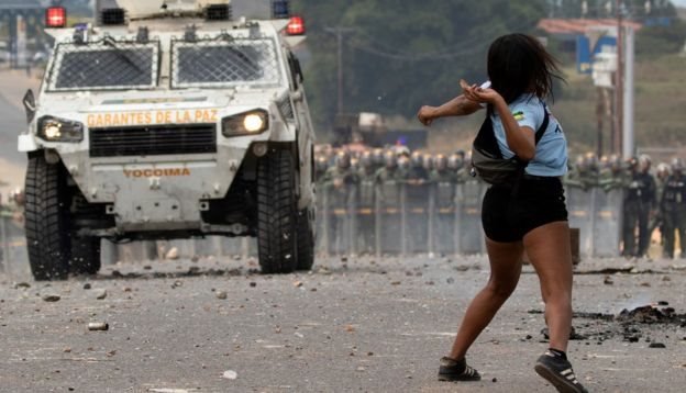 Pengunjuk rasa bentrok dengan pasukan keamanan Venezuela di kawasan perbatasan Venezuela dengan Kolombia dan Brazil.
