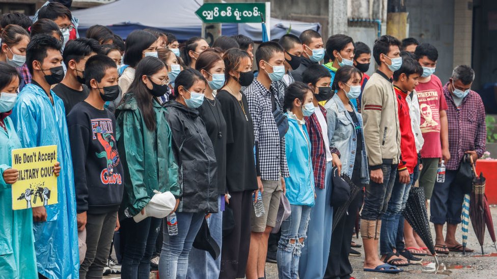 متظاهرون وقفوا دقيقة صمت في مدينة نانخام حدادا على من قتلوا على يد الجيش منذ انقلاب فبراير/شباط