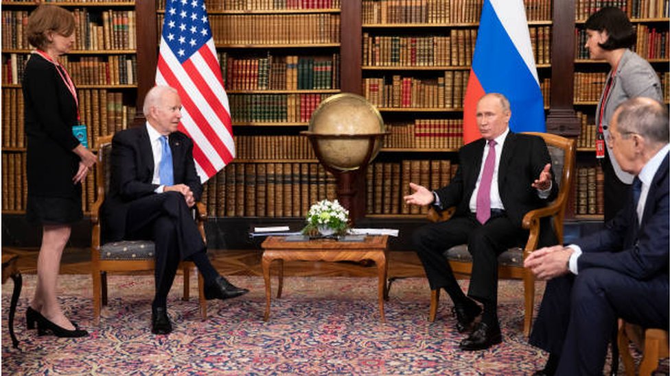 جو بايدن وفلاديمير بوتين في اجتماع القمة في جنيف يونيو/ حزيران الماضي.