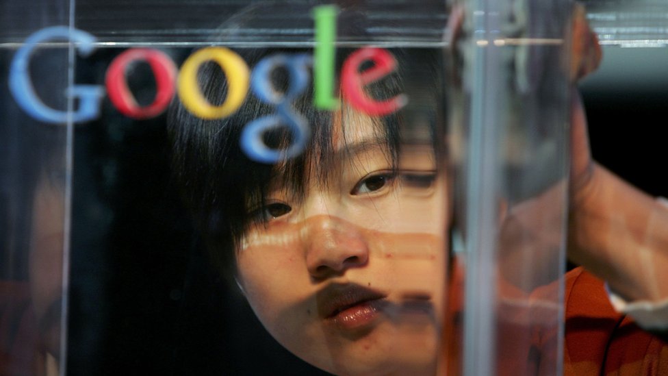 Лицо китаянки появляется за логотипом Google