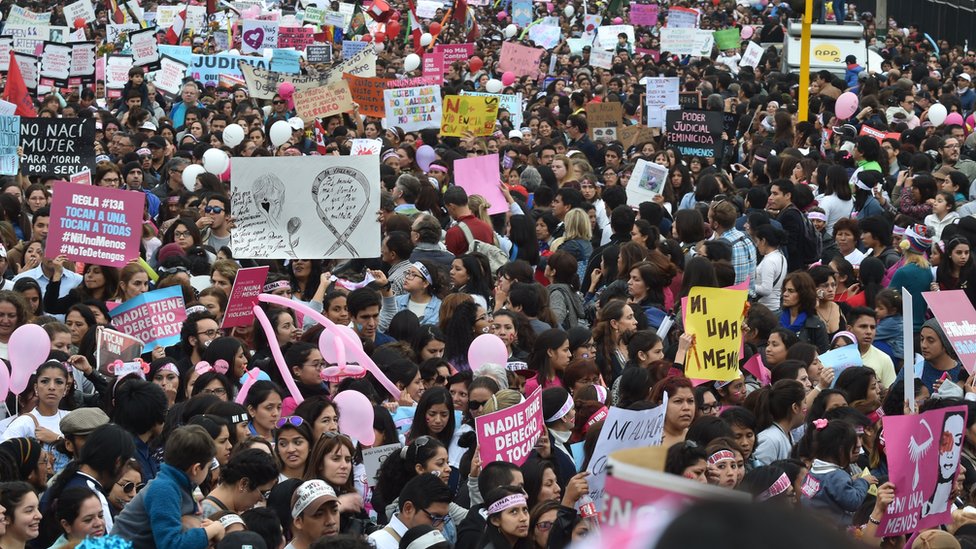 Miles de manifestantes en la marcha "Ni una menos" en Lima, Perú, el 13 de agosto de 2016.