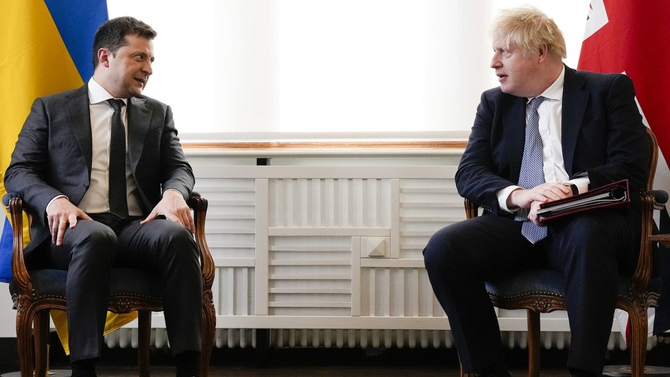 Presidente ucraniano Volodymyr Zelensky participa de reunião com primeiro-ministro britânico Boris Johnson