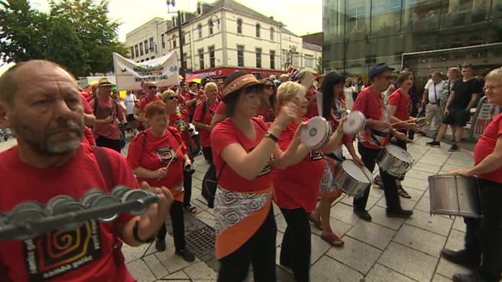 группы на мероприятии Cardiff's Pride