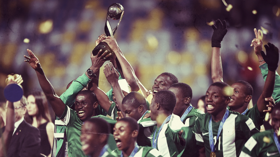 La selección nigeriana celebra con el trofeo tras ganar la final del Mundial Sub-17 de la FIFA 2015 entre Mali y Nigeria en el Estadio Sausalito de Chile el 8 de noviembre de 2015