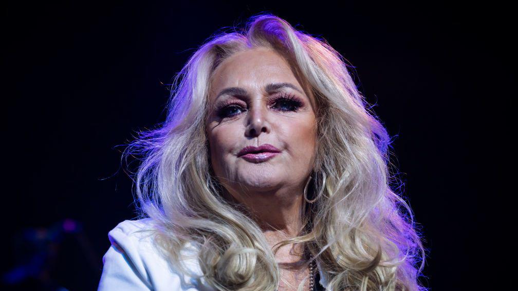 Bonnie Tyler: Brexit is a pain in the neck over visa rules - BBC News