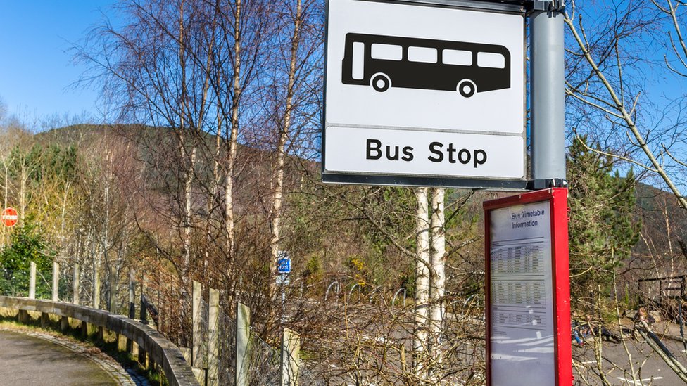знак на автобусной остановке в сельской местности