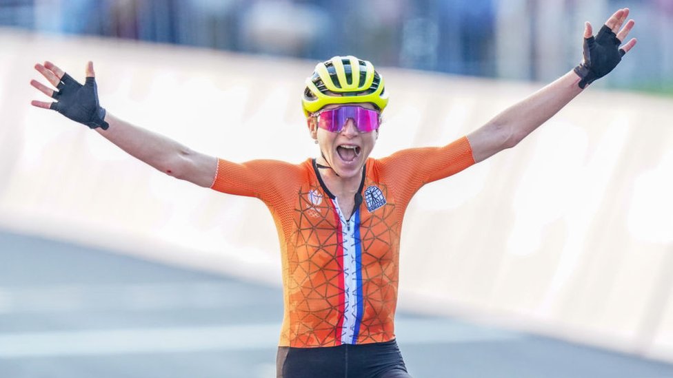 La ciclista neerlandesa Annemiek van Vleuten alza los brazos pensando que ha ganado la carrera