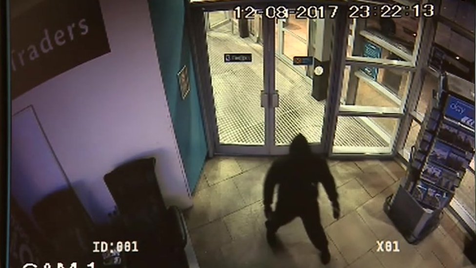 Люди в масках пытались украсть банкомат изнутри M1 Services