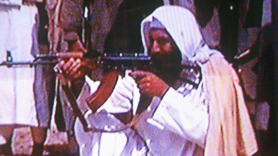 Bin Laden sosteniendo el rifle