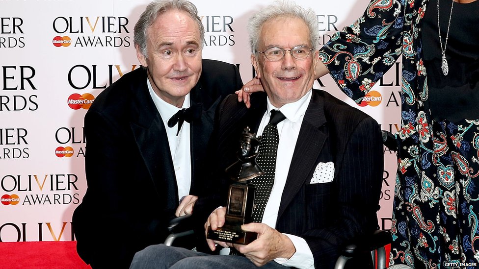 Майкл Уайт (справа) позирует с Найджелом Планером на церемонии вручения премии Лоуренса Оливье в 2014 году