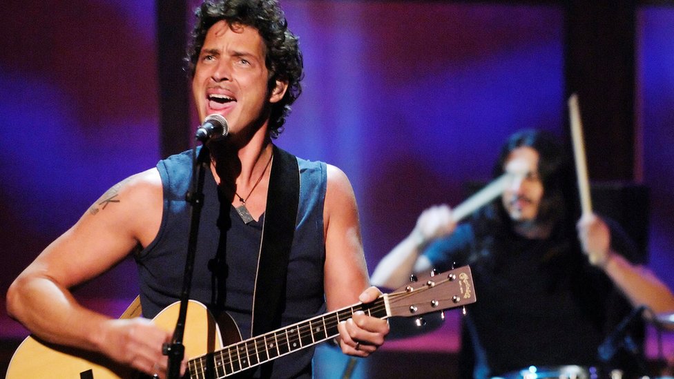 Audioslave nació en 2001 y seis años después se desintegró. Cornell tocando guitarra y cantando