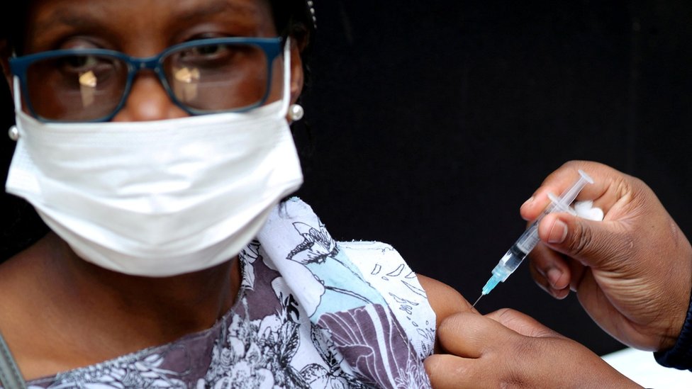 Um profissional de saúde administra a vacina Johnson and Johnson a uma mulher em Houghton, Joanesburgo, África do Sul, em 20 de agosto.