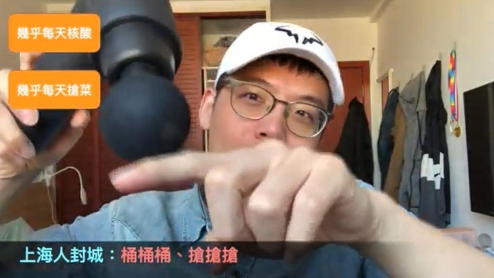 Will Liu holding a massage pump gun and pointing to it
