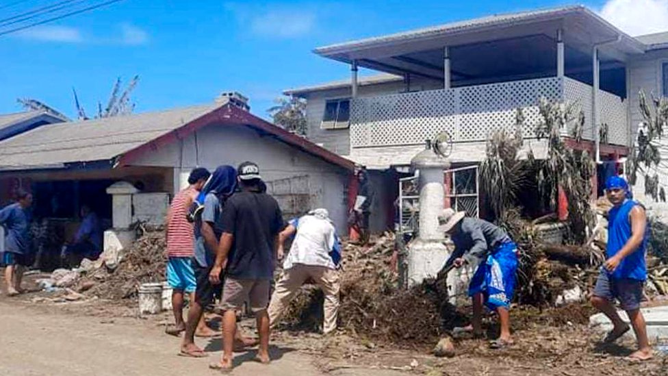 湯加首都努庫阿洛法居民清理火山噴發與海嘯破壞的房屋（新華社圖片20/1/2022）