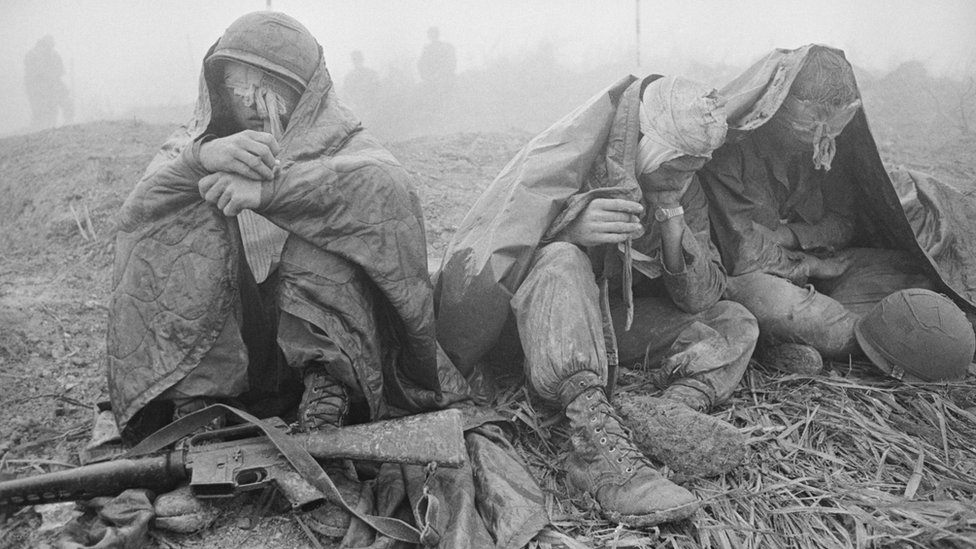 1968年4月，越南戰場上3名受傷美軍士兵在等待