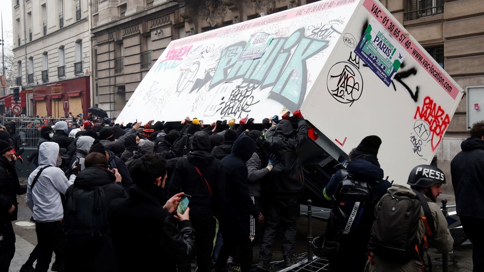 полиция и протестующие в Париже