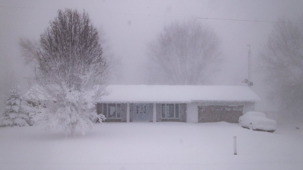 A snow-covered house and a car in Wainfleet, Ontario, Canada. Photo: 24 December 2022
