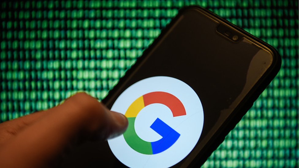 Celular con el logo de Google en la pantalla