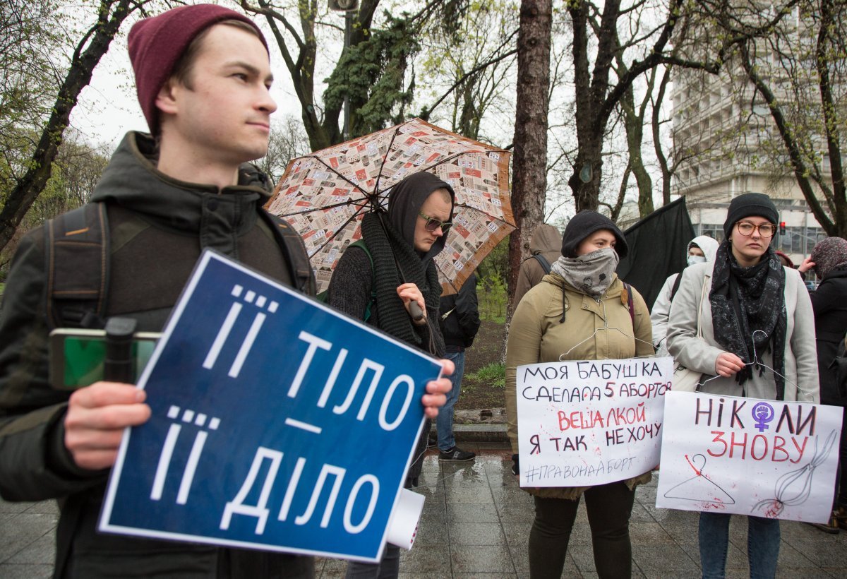 У Києві протестували проти ідеї заборонити аборти - BBC News Україна