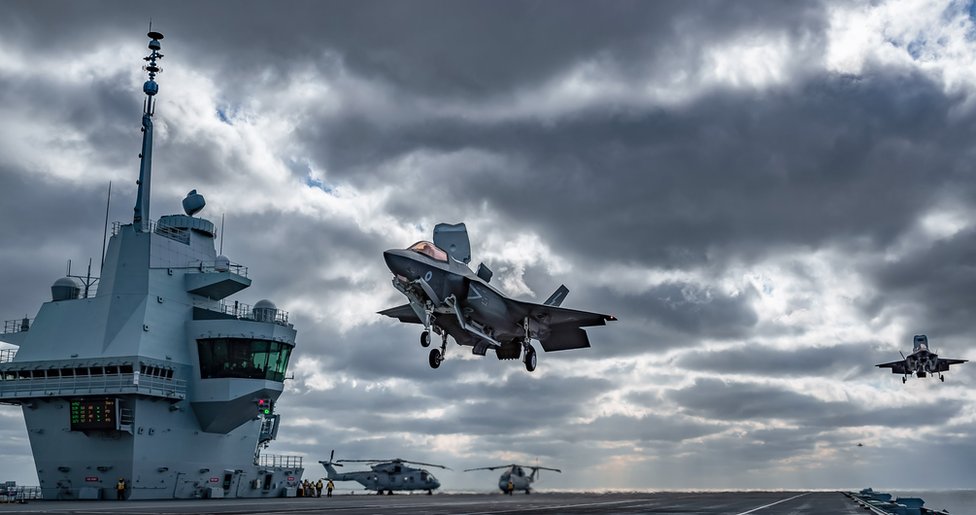 Реактивный самолет F-35B Lightning приземлился на HMS Queen Elizabeth