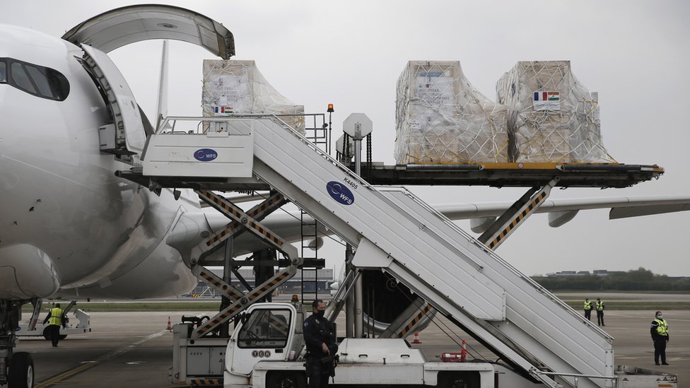 一批法國援助印度醫療物資在巴黎夏爾·戴高樂機場裝上飛機(1/5/2021)