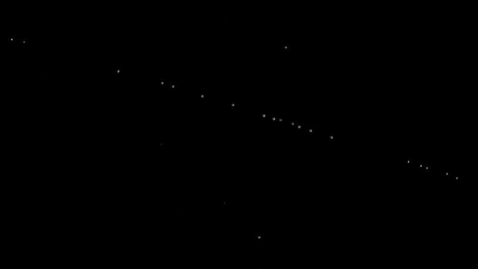 Satélites do projeto Starlink de Elon Musk fotografados no céu da Turquia em 7 de maio de 2021