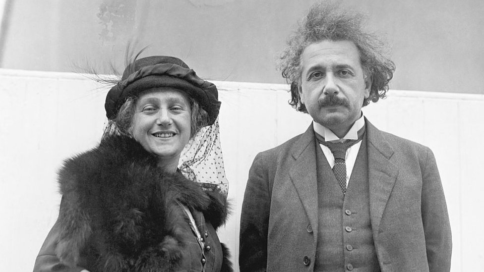 Albert Einstein con su esposa Elsa.