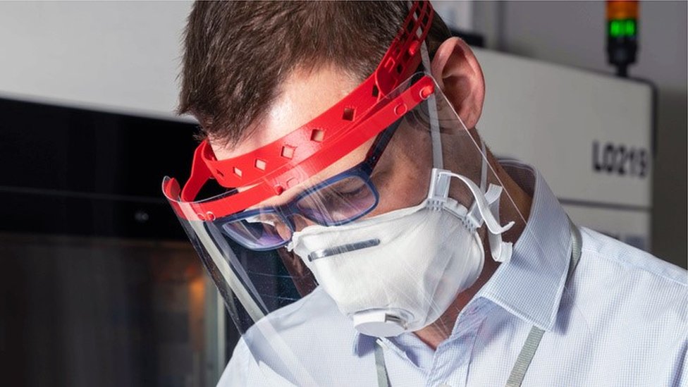 Изображение, показывающее, как надета маска для лица, напечатанная на 3D-принтере