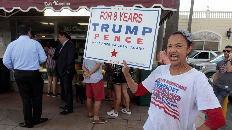 Mientras tanto, cubano-estadounidenses se reunieron en Miami para respaldar la decisión de Trump. Una seguidora de Trump en el café Versalles en Miami.