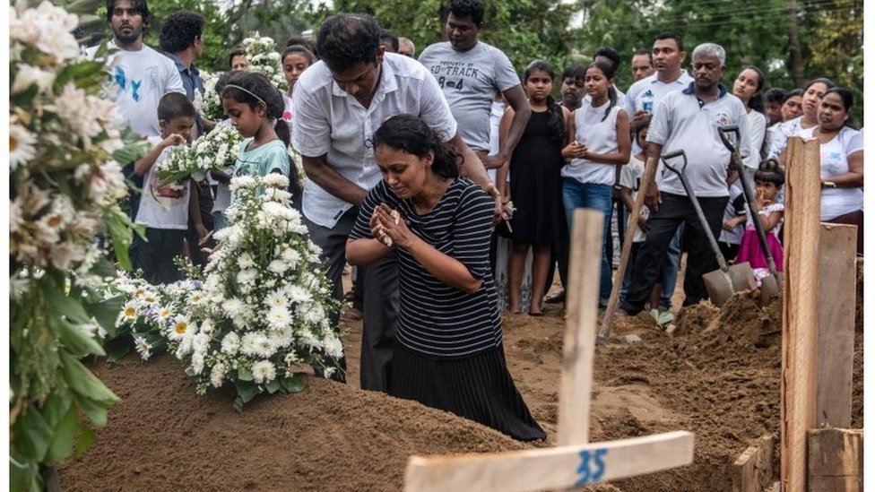 Una mujer llora en una de las tumbas donde fueron sepultadas algunas de las víctimas fatales de los atentados del pasado domingo.
