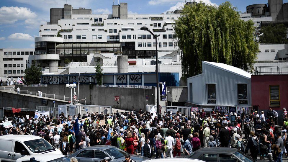 Массовый протест у больницы Роберта Дебре в Париже