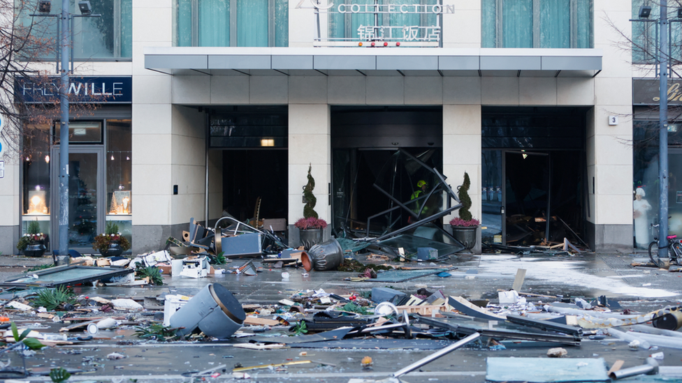 Imagen del frente del hotel Radisson Blu que muestra una gran cantidad de escombros que han sido arrojados a la calle