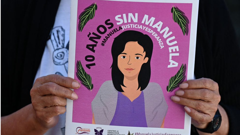 Manifestante com cartaz de memória a Manuela