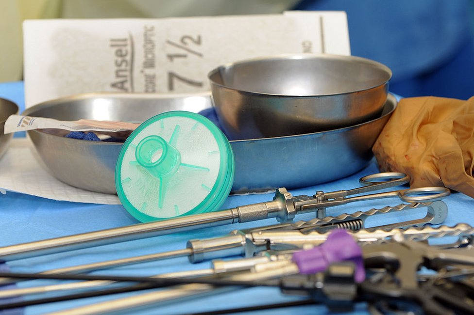 Instrumentos quirúrgicos para una histerectomía.