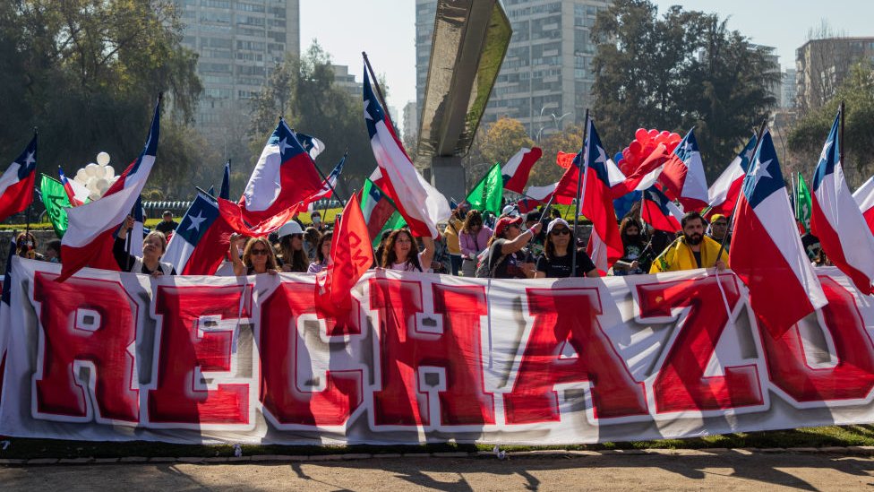 Manifestantes a favor del rechazo a la propuesta de nueva Constitución en Chile.