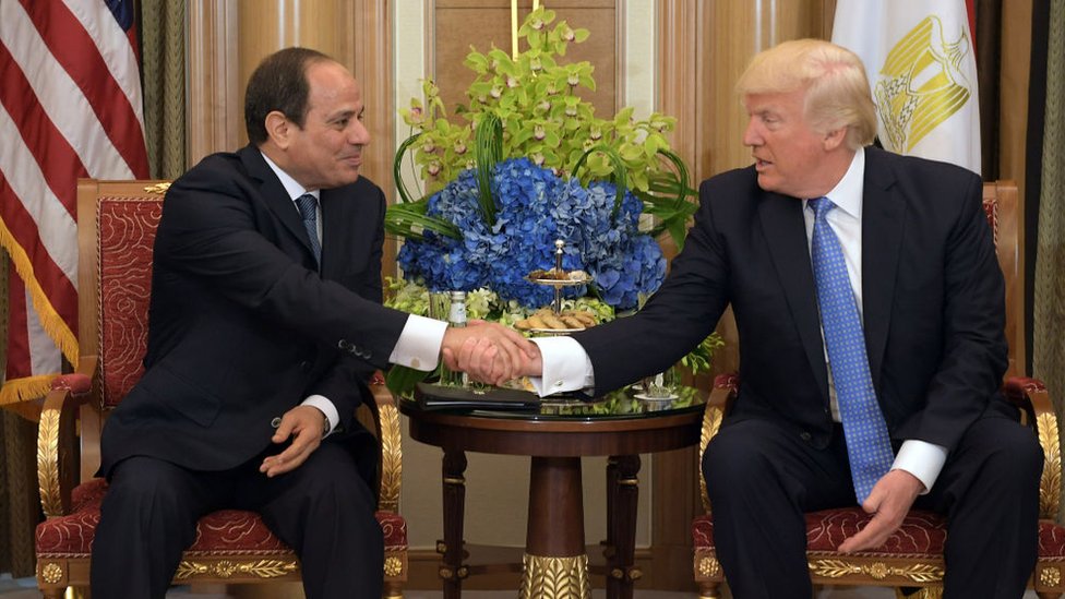 El presidente de Egipto Abdul Fattah al Sisi y el presidente de EE.UU. .Donald Trump estrechan la mano