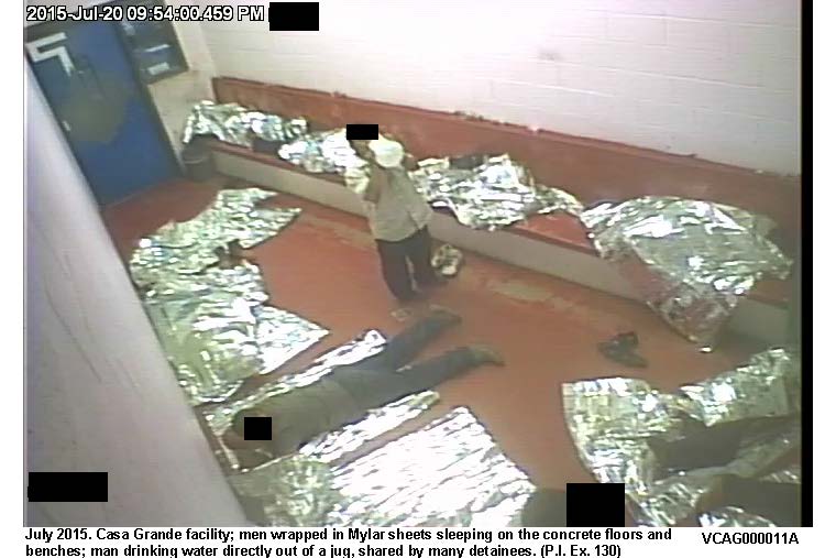 Un grupo de detenidos dentro de una de las celdas de detencin de CBP.