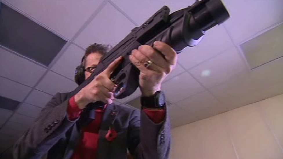 A guide to the F2000 rifle - BBC News