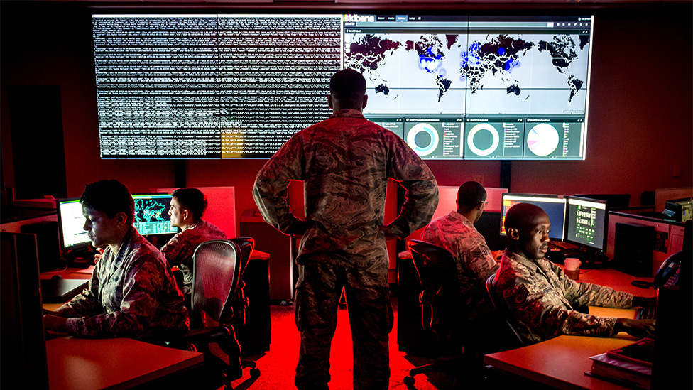 Personal de la Fuerza Aérea de EE.UU. realizan operaciones cibernéticas en la Base Aérea Warfield de la Guardia Nacional, en Maryland, 2017