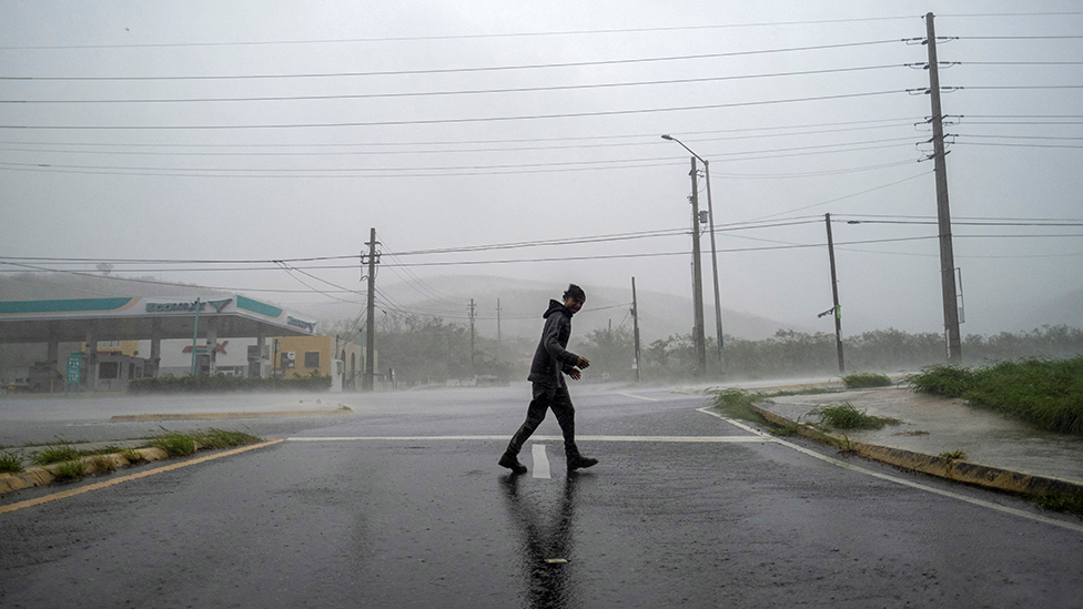 Um homem enfrenta fortes ventos do furacão Fiona em Porto Rico