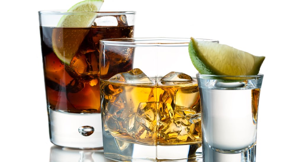 La cantidad de congéneres en el bourbon es 37 veces mayor que la del vodka, según una revisión de estudios publicada en 2010 en la revista científica Current Drug Abuse Reviews. Bebidas alcohólicas de distintos colores