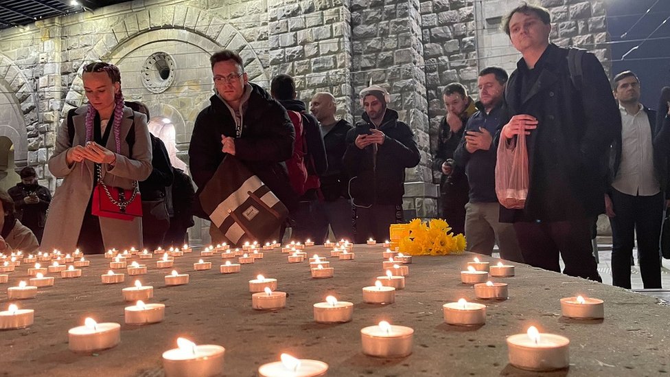 Okupljanje Ukrajinaca i Rusa koji su protiv rata, ispod Brankovog mosta u Beogradu