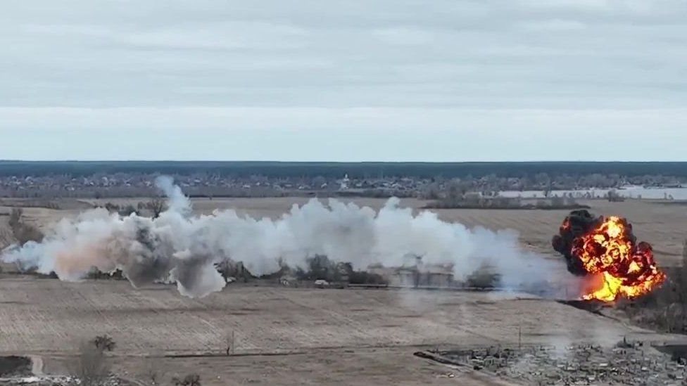 صورة نشرتها وزارة الدفاع الأوكرانية لطائرة هليكوبتر روسية أسقطتها القوات الأوكرانية في أوائل مارس/آذار