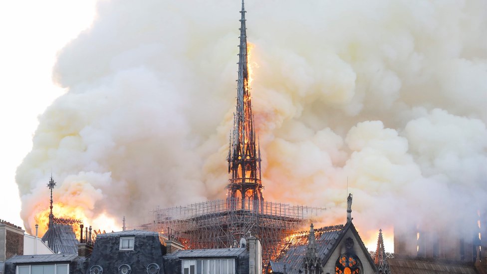 La torre en forma de aguja de Notre Dame envuelta en llamas