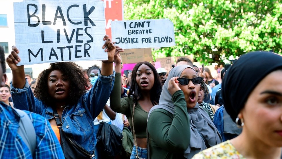 Люди посещают марш Black Lives Matter в знак солидарности с протестами, бушующими в Соединенных Штатах в связи со смертью Джорджа Флойда, в Орхусе, Дания, 3 июня 2020 г.