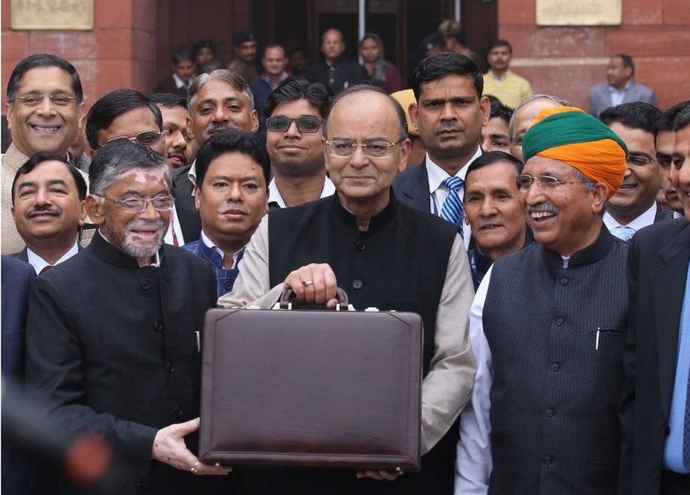 Министр финансов Индии Арун Джейтли (в центре) держит портфель с документами союзного бюджета, покидая министерство финансов в здание парламента, чтобы представить общий бюджет на 2017-18 годы в Нью-Дели, Индия, 1 февраля 2017 года.